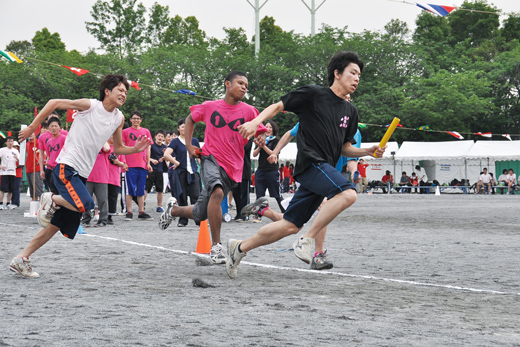 織田調理師専門学校_運動会でリレーで競い合う学生たち