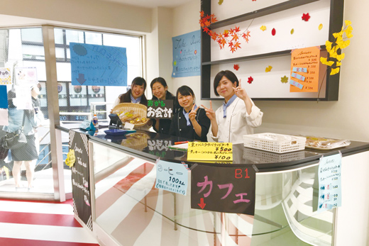 織田調理師専門学校_学園祭でお客様を迎える学生たち