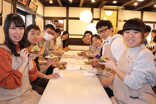 織田調理師専門学校_国内研修旅行での和菓子つくりを体験する学生たち