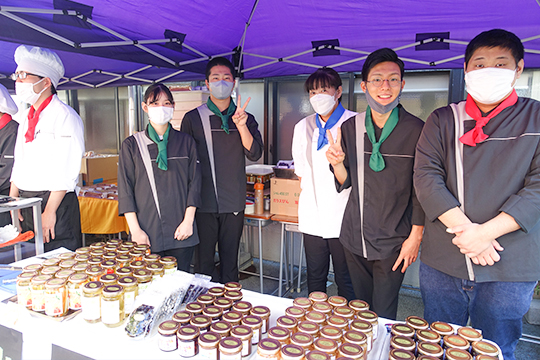 織田調理師専門学校の織田調祭のお土産ブースに立つ調理師科の学生たち