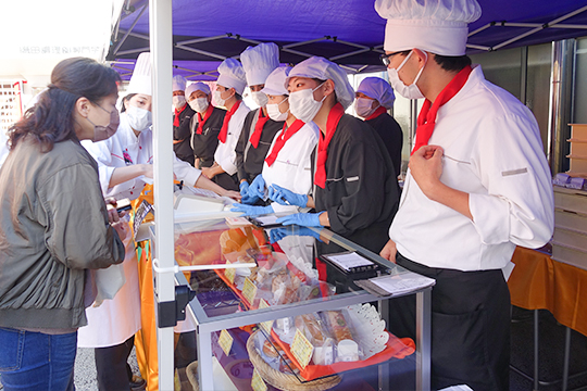 織田調理師専門学校の織田調祭で製菓製パンの販売をする調理師科の学生たち