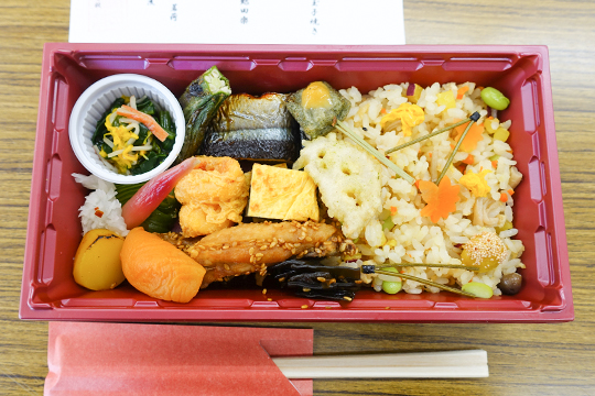 織田調理師専門学校の織田調祭で調理師科の学生が日本料理ブースで販売していた吹き寄せ弁当