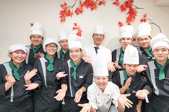 織田調理師専門学校の織田調祭の日本料理ブースを担当していたで調理師科の学生たちの集合写真