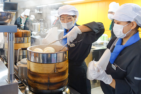 織田調理師専門学校の織田調祭の中国料理ブースで肉まんを作っている調理師科の学生たち