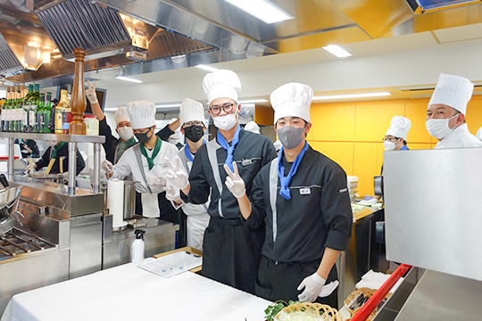 織田調理師専門学校の織田調祭の西洋料理ブースで調理している調理師科の学生たち