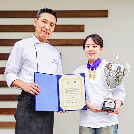 織田調理師専門学校校長と織田調理師専門学校調理技術経営学科卒業生の佐藤さん
